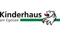 Das Bild zeigt einen Schriftzug "Kinderhaus am Egelsee" mit einem stilisierten Löwenkopf daneben.